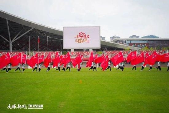 他感觉自己浑身力气几乎全部耗尽的那一刻，终于费力的将手背到身后，隔着衣服摸到了自己的那把枪。